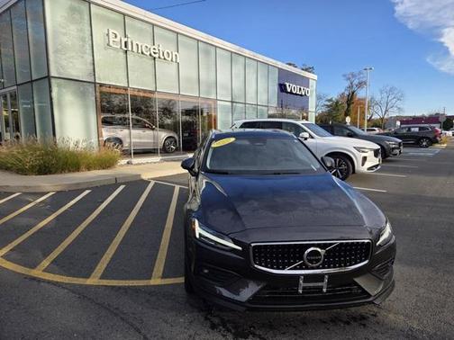 2025 Volvo V60 Cross Country B5 Plus