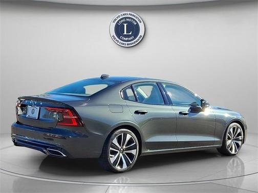 2022 Volvo S60 B5 Momentum