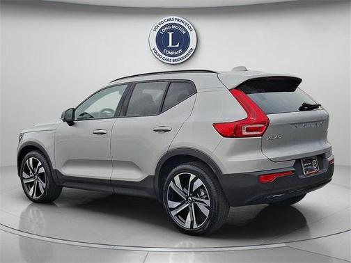 2025 Volvo XC40 B5 Plus Dark Theme