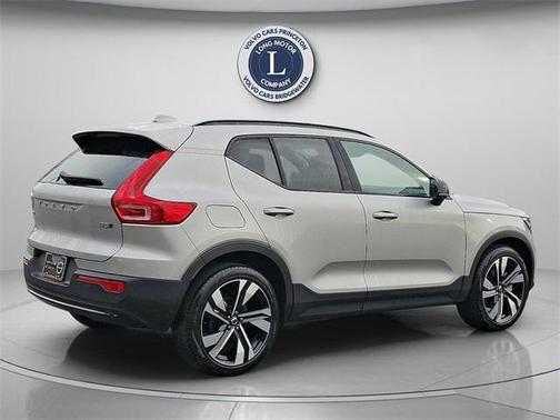 2025 Volvo XC40 B5 Plus Dark Theme