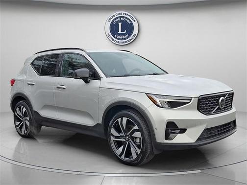 2025 Volvo XC40 B5 Plus Dark Theme