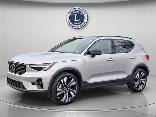2025 Volvo XC40 B5 Plus Dark Theme