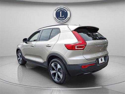 2023 Volvo XC40 B5 Plus Dark Theme