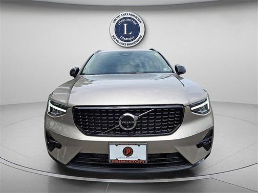 2023 Volvo XC40 B5 Plus Dark Theme