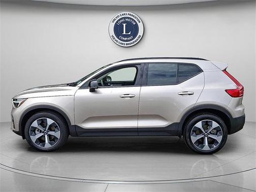 2023 Volvo XC40 B5 Plus Dark Theme