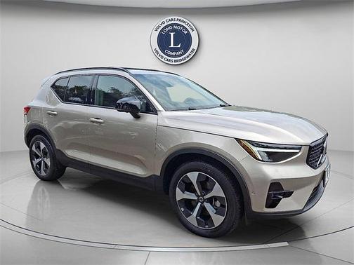 2023 Volvo XC40 B5 Plus Dark Theme