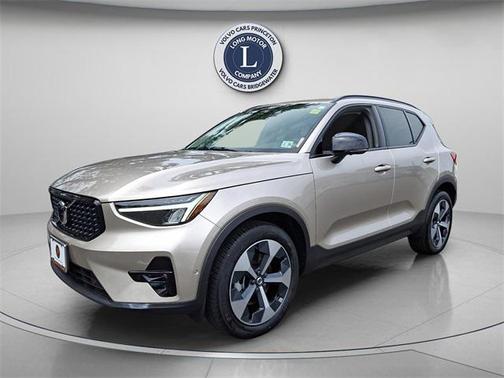 2023 Volvo XC40 B5 Plus Dark Theme