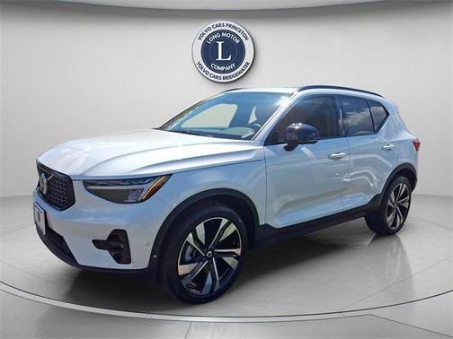 2025 Volvo XC40 B5 Plus Dark Theme