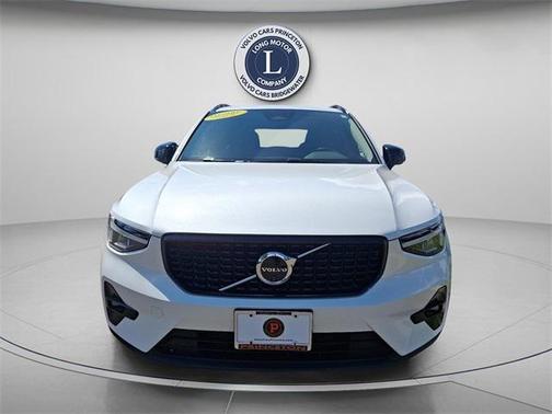 2025 Volvo XC40 B5 Plus Dark Theme