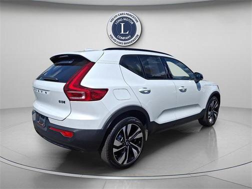 2025 Volvo XC40 B5 Plus Dark Theme