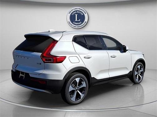 2025 Volvo XC40 B5 Core Bright Theme