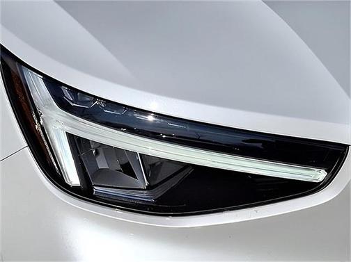 2025 Volvo XC40 B5 Core Bright Theme