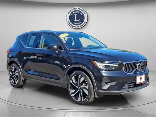 2025 Volvo XC40 B5 Plus Bright Theme