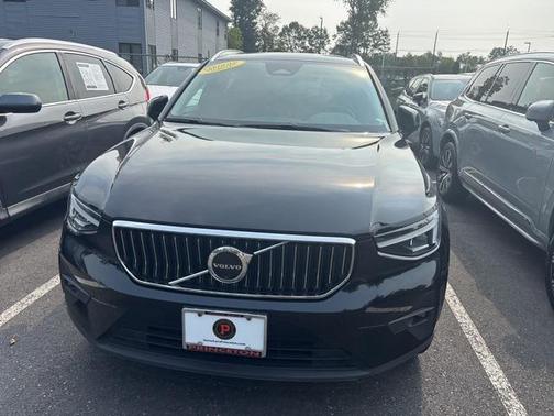 2025 Volvo XC40 B5 Plus Bright Theme