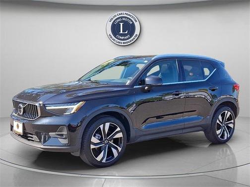 2025 Volvo XC40 B5 Plus Bright Theme