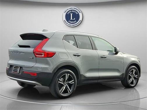 2025 Volvo XC40 B5 Core Bright Theme