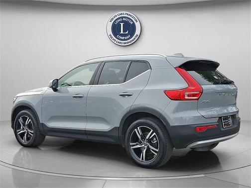 2025 Volvo XC40 B5 Core Bright Theme