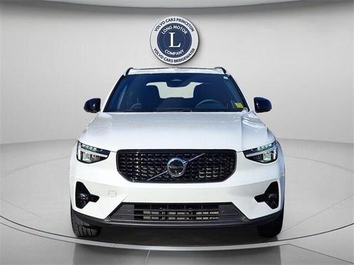 2025 Volvo XC40 B5 Plus Dark Theme