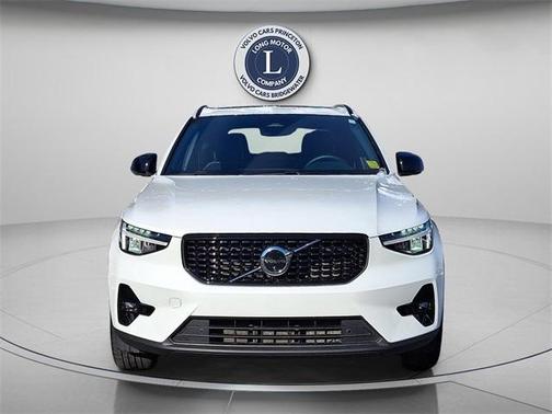 2025 Volvo XC40 B5 Plus Dark Theme