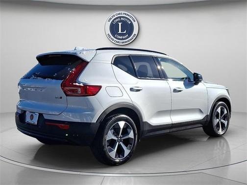 2025 Volvo XC40 B5 Plus Dark Theme