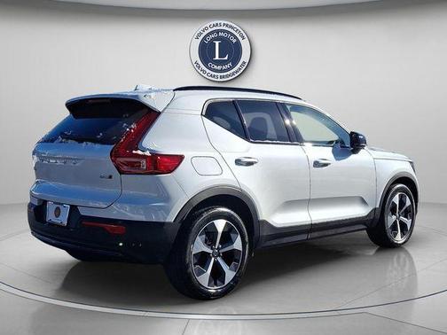 2025 Volvo XC40 B5 Plus Dark Theme