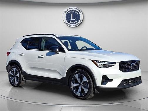 2025 Volvo XC40 B5 Plus Dark Theme