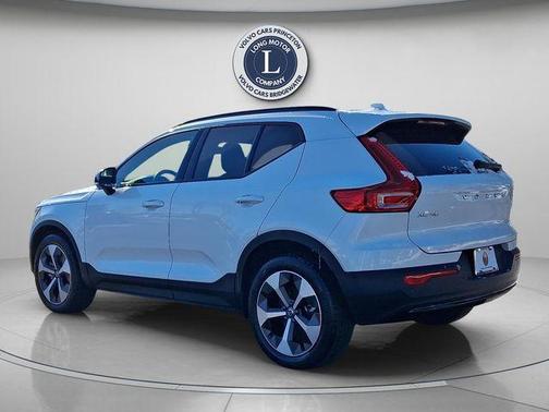 2025 Volvo XC40 B5 Plus Dark Theme