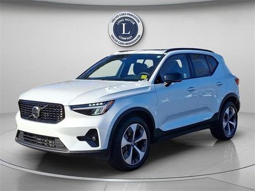 2025 Volvo XC40 B5 Plus Dark Theme