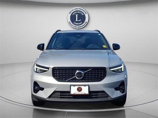 2025 Volvo XC40 B5 Plus Dark Theme
