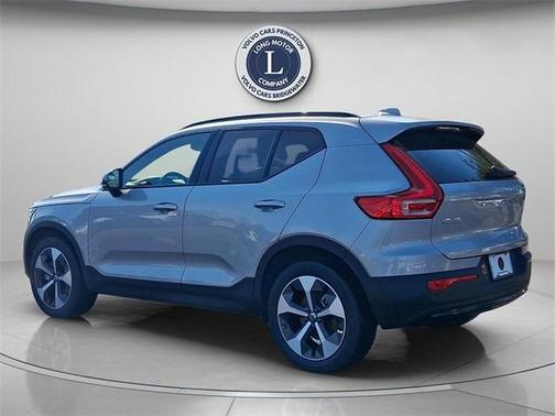 2025 Volvo XC40 B5 Plus Dark Theme