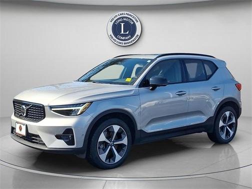 2025 Volvo XC40 B5 Plus Dark Theme