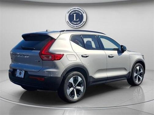 2025 Volvo XC40 B5 Plus Dark Theme