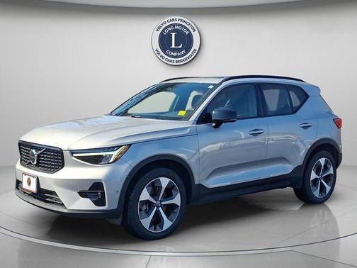 2025 Volvo XC40 B5 Plus Dark Theme