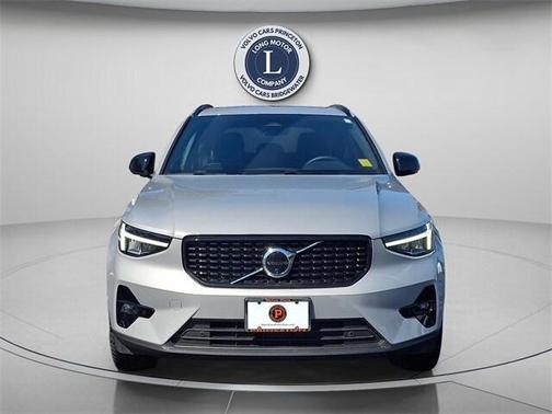 2025 Volvo XC40 B5 Plus Dark Theme