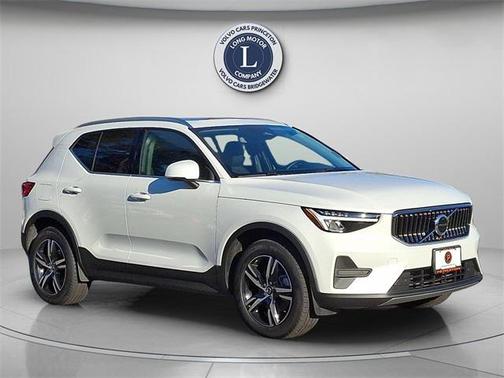 2025 Volvo XC40 B5 Core Bright Theme