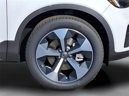 2025 Volvo XC40 B5 Core Bright Theme