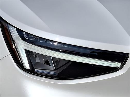 2025 Volvo XC40 B5 Core Bright Theme