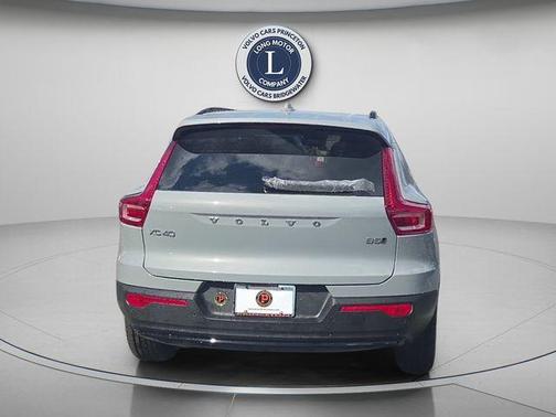 4 DR 2025 Volvo XC40 B5 Plus Dark Theme