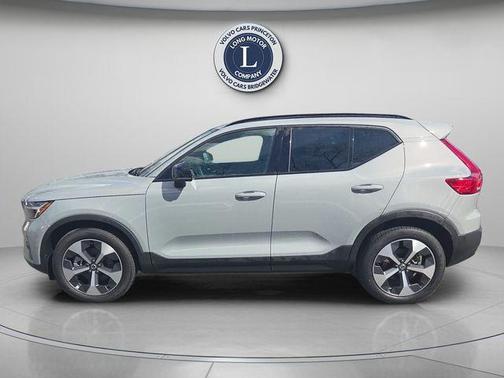 4 DR 2025 Volvo XC40 B5 Plus Dark Theme