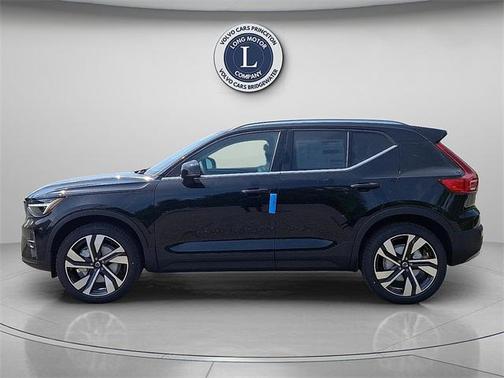 2025 Volvo XC40 B5 Ultra Bright Theme
