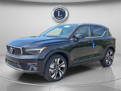 2025 Volvo XC40 B5 Ultra Bright Theme