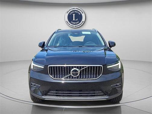 2025 Volvo XC40 B5 Ultra Bright Theme