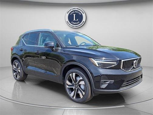 2025 Volvo XC40 B5 Ultra Bright Theme