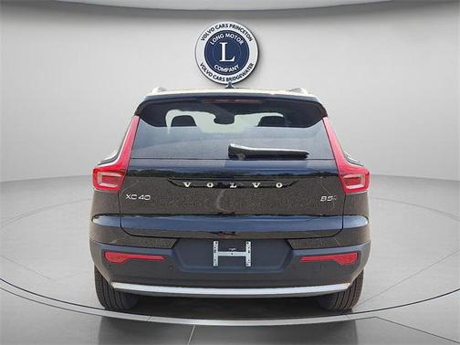 2025 Volvo XC40 B5 Ultra Bright Theme