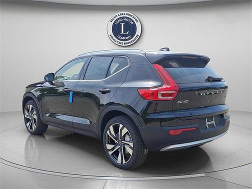 2025 Volvo XC40 B5 Ultra Bright Theme