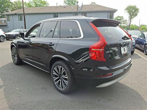 2022 Volvo XC90 T6 Momentum