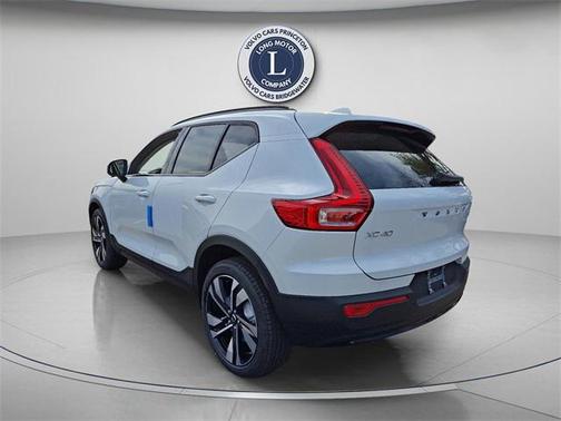 2025 Volvo XC40 B5 Plus Dark Theme