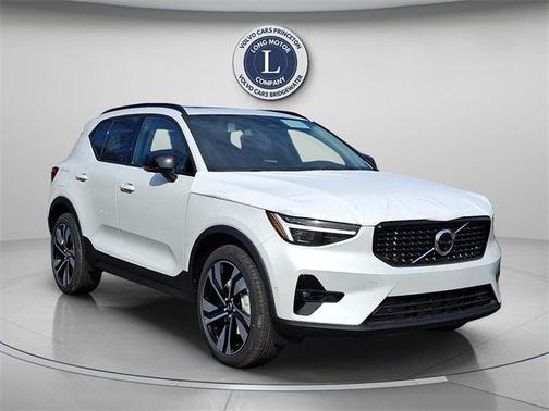 2025 Volvo XC40 B5 Plus Dark Theme