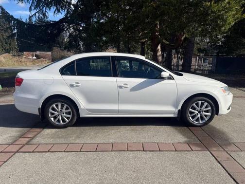 Candy White 2011 Volkswagen Jetta SE