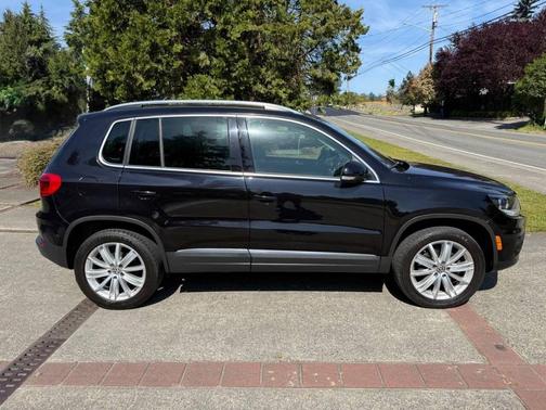 Deep Black Metallic 2013 Volkswagen Tiguan SE
